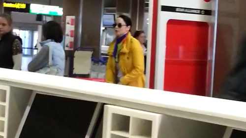Daca ar fi ripostat, Zana ar fi incurcat-o rau de tot! Andreea Marin, obligata sa se lase pipaita de o femeie in aeroport!