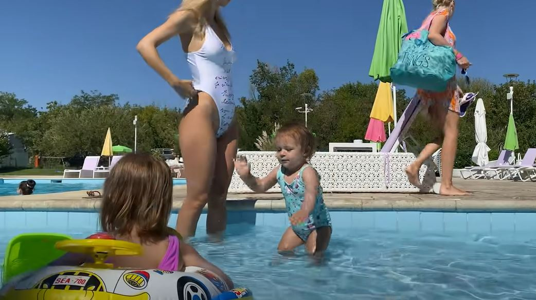 Andreea Bălan, gafă în timp ce se afla la piscină cu fiicele. I s-au văzut zonele intime prin costumul de baie alb și decupat | VIDEO