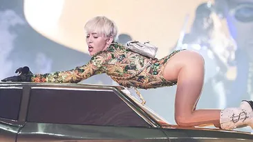 Miley Cyrus GOALA PUSCA pe coperta noului album! Cum s-a pozat cantareata
