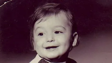 N-o sa-ti vina sa crezi in ce barbat sexy s-a transformat acest baietel cu ciorapi in dungi!