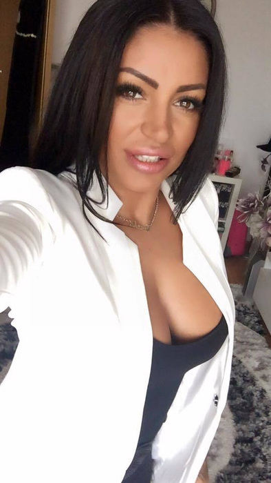 PEPE i-a dat like pe Facebook! VEZI cum arată focoasa brunetă! E o adevărată bombă-sexy!