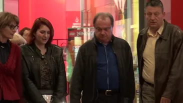 VIDEO “Buldogul” in actiune! Cum a fost filmat omul din spatele succesului lui Iohannis, la mall, alaturi de sotia sa!