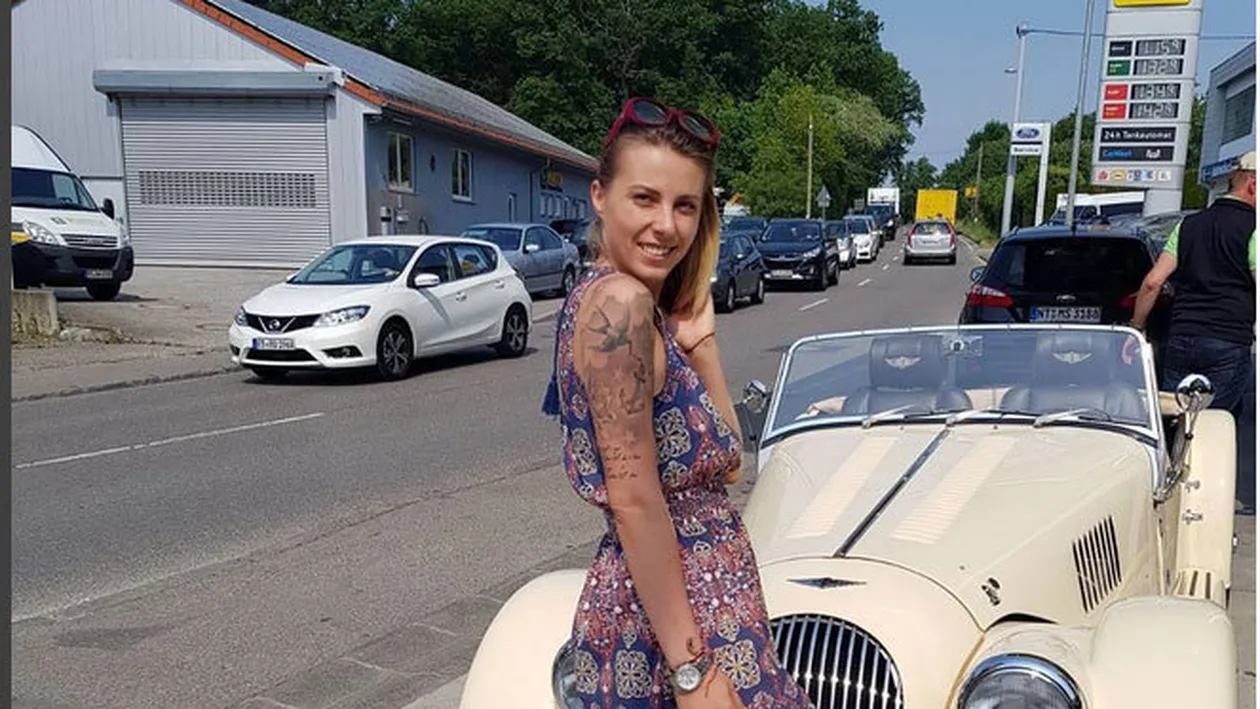 Alina Plugaru i-a încins pe băieţi în rochiţă lângă un automobil retro. ”Mi-am luat maşină”