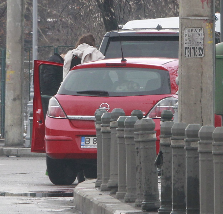 Laura Teodoru se împarte cu brio între cei doi milionari din viaţa ei: actualul iubit - celebrul Stelu ANRP şi fostul partener şi tată al fiicei ei - Adrian Ispravnic.