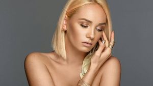 Maria Constantin, dezbrăcată! Soţia lui Marcel Toader s-a pozat fără sutien!