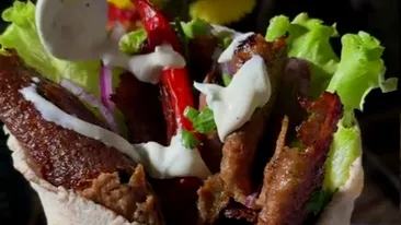 Cum faci kebap la tavă, după rețeta care s-a viralizat pe TikTok! Care este secretul crustei perfecte și aromate