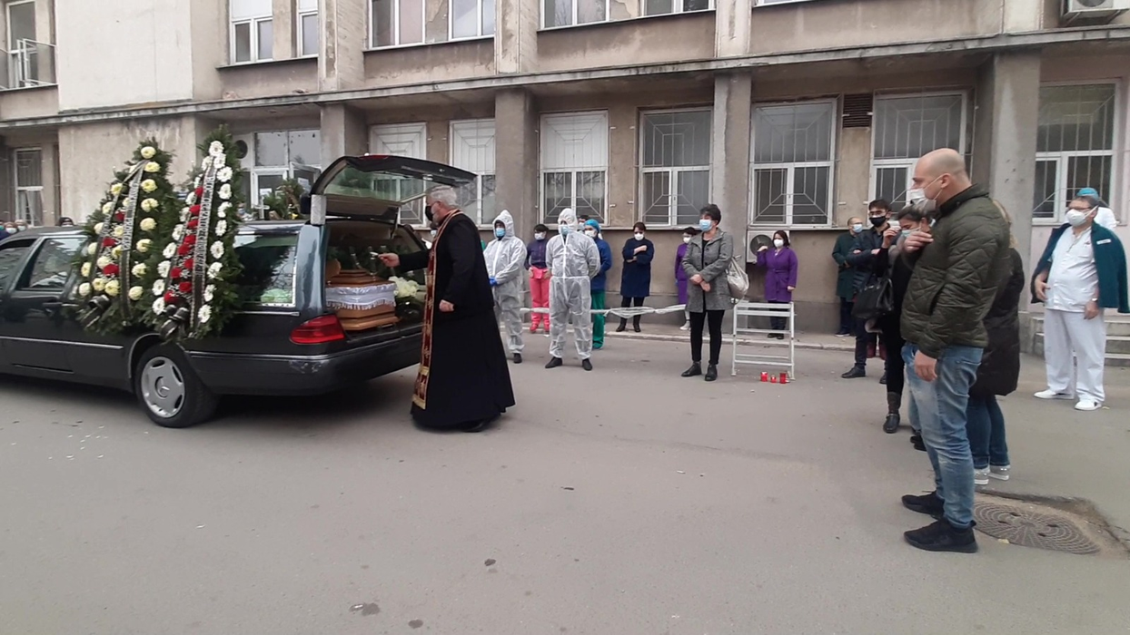 Un preot a oficiat un scurt serviciu religios înainte de plecarea spre cimitir