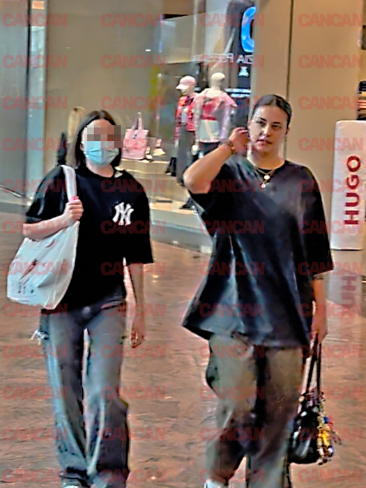 Antonia, la Mall Băneasa, cu o prietenă