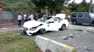 Doi copii au ajuns la spital, după ce mama lor a intrat cu mașina într-un cap de pod