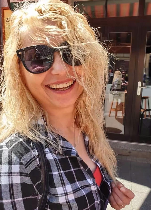 Cum arată Flori, mama ispitei Gabriella de la Insula iubirii. Blondina nu e străină de intervențiile estetice
