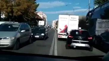 O ambulanță aflată în misiune a fost blocată în trafic la Târgu Jiu! Reacția șocantă a șoferilor
