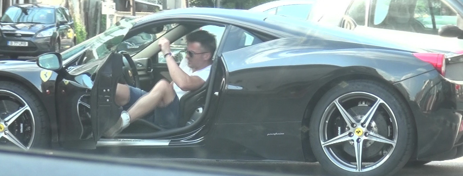 Iulian Dîrnea, la volanul unui superb Ferrari negru