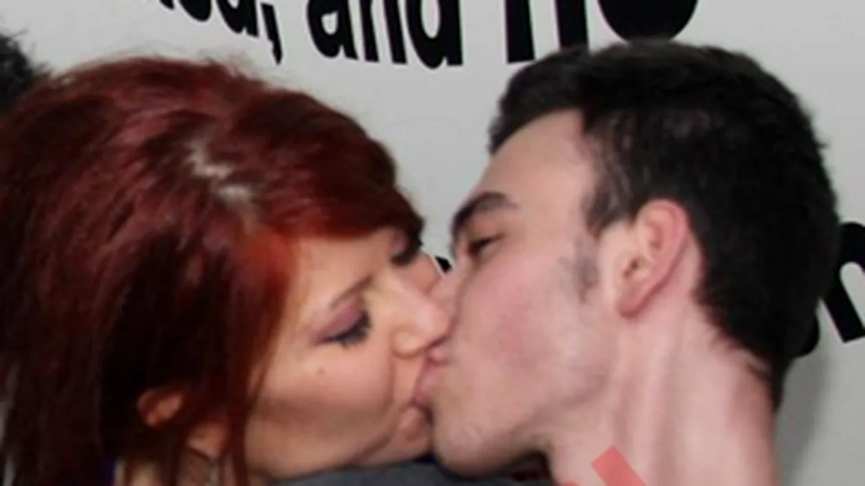 Catinca Roman se saruta patimas cu elevul de liceu