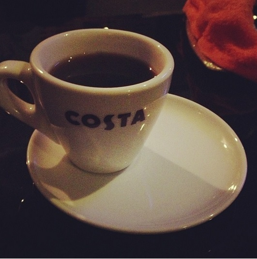 Doar ceştile de cafea sunt ale brandului Costa, nu şi cafeaua sau cafeneaua în sine