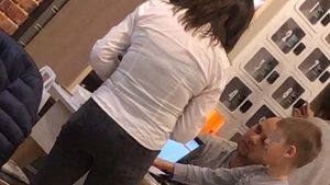 Imagini comice cu prezentatorul show-ului ”Te cunosc de undeva!” Era să-l ”fure” somnul în timp ce se ”întreţinea” cu o vânzătoare!