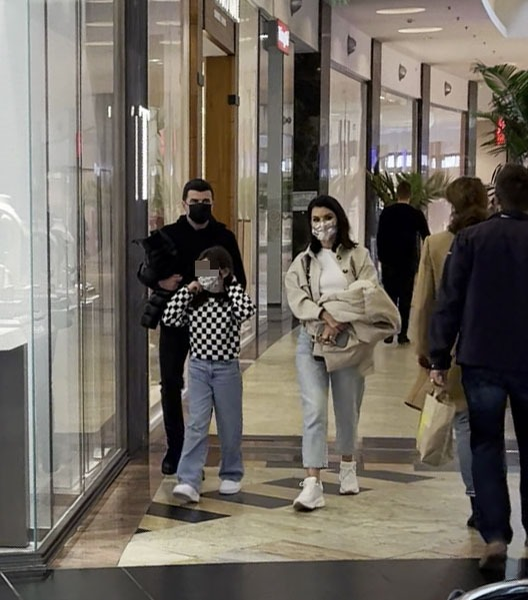 Simona Pătruleasa, Sabin Ivanof și fetița lor, la plimbare, prin Mall Băneasa (Foto: CANCAN.RO)