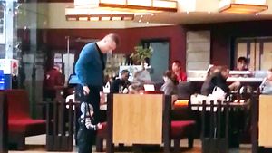 Gabi Firea si Florentin Pandele au facut lectii de mers, la mall, cu fiul lor