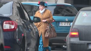 VIDEO EXCLUSIV. Imaginile se vor viraliza instant! E o mare actriţă, dar la volan… S-a chinuit să parcheze maşina, deşi era loc cât pentru un TIR!