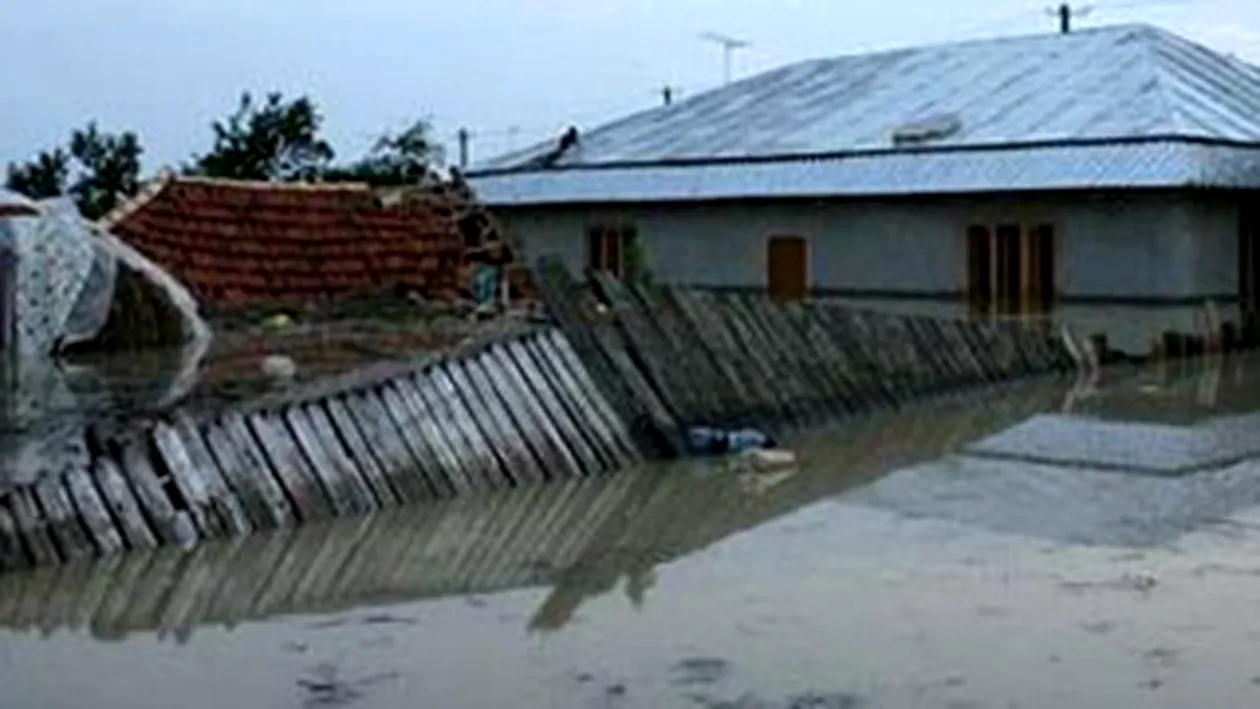 Siretul face prapad! A inundat un drum judetean si un cartier din Galati!