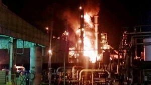 A luat foc o cunoscută rafinărie din Ploiești! Pompierii au intervenit