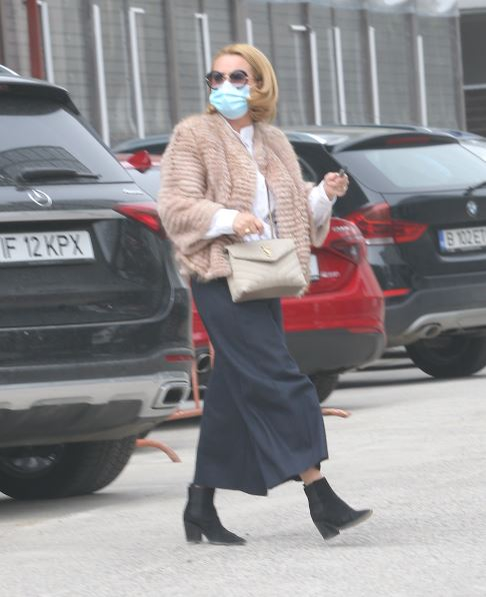 Andreea Esca se îndreaptă spre parcagiu, care o așteaptă cu sufletul la gură