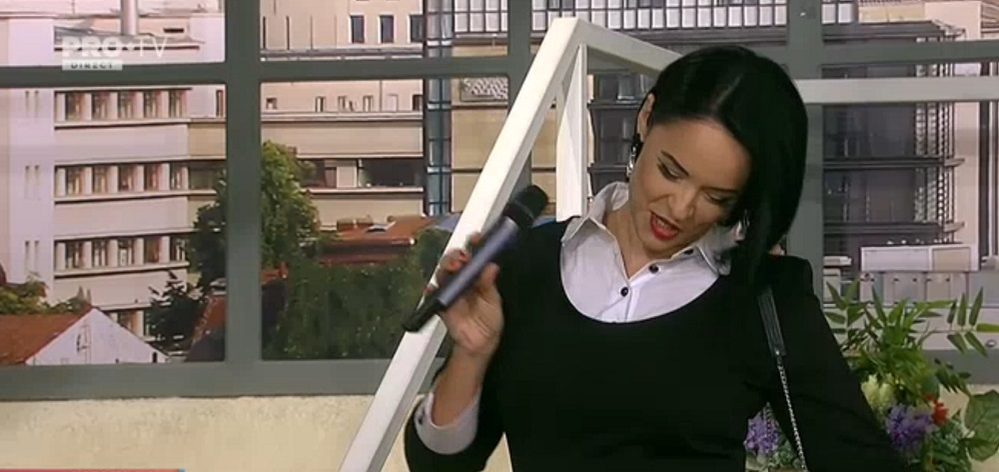A purtat o ţinută neobişnuită pentru stilul ei: „Mergi la schit?”. Andreea Marin „se încuscreşte” cu fostul ei coleg, Cove: „Merg relaţiile cu băieţii mai mici”