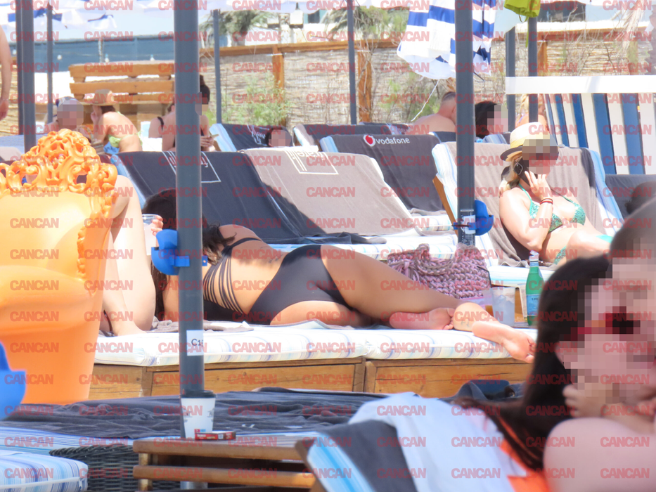 Apariție sexy sub soarele canicular