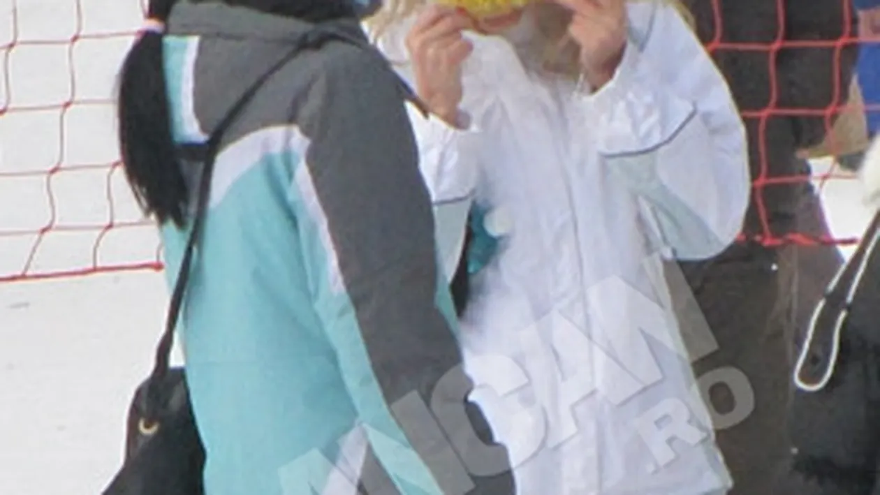 Alina Crisan a mancat porumb fiert pe partie. S-a scobit intre dinti cu unghiile!