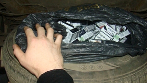 Acest tânăr de 25 de ani a ascuns în roţile autoturismului său Opel aproape 900 de pachete de ţigări! Ce a urmat când...