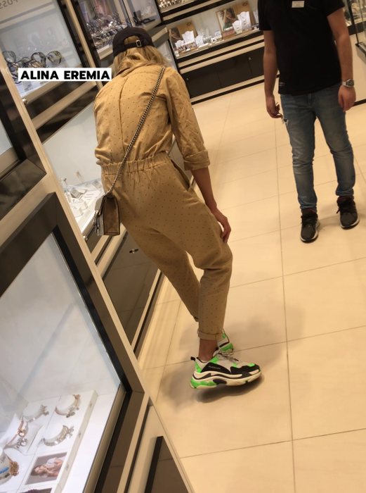 Alina Eremia îi bate apropouri iubitului... Au făcut turul magazinelor cu verighete!
