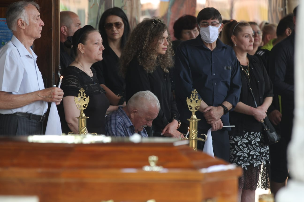 Tatăl lui Costin Mărculescu a avut nevoie de un scaun în timpul ceremoniei de înmormântare. Imagini sfâșietoare, surprinse în exclusivitate | VIDEO