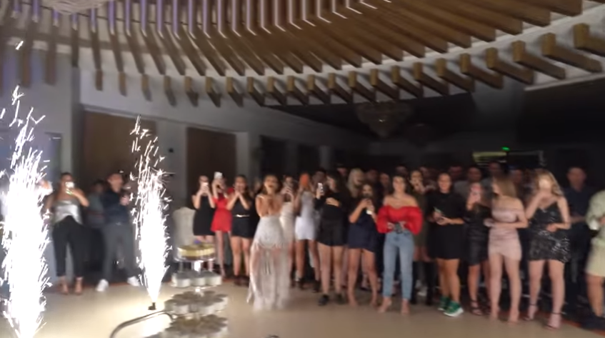 Amenzi drastice la un majorat unde a cântat Dorian Popa. Tinerii s-au înghesuit lângă artist şi nu au păstrat distanţarea socială