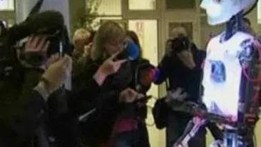 VIDEO Uite laptopul controlat cu privirea sau robotul afectuos care imbratiseaza!