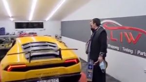 Se întâmplă în România! Un preot devenit viral, după ce a sfințit un... Lamborghini