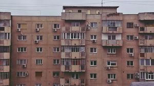 Crimă oribilă în Capitală. O femeie a fost incendiată în scara blocului unde locuia. Criminalul este chiar nepotul ei