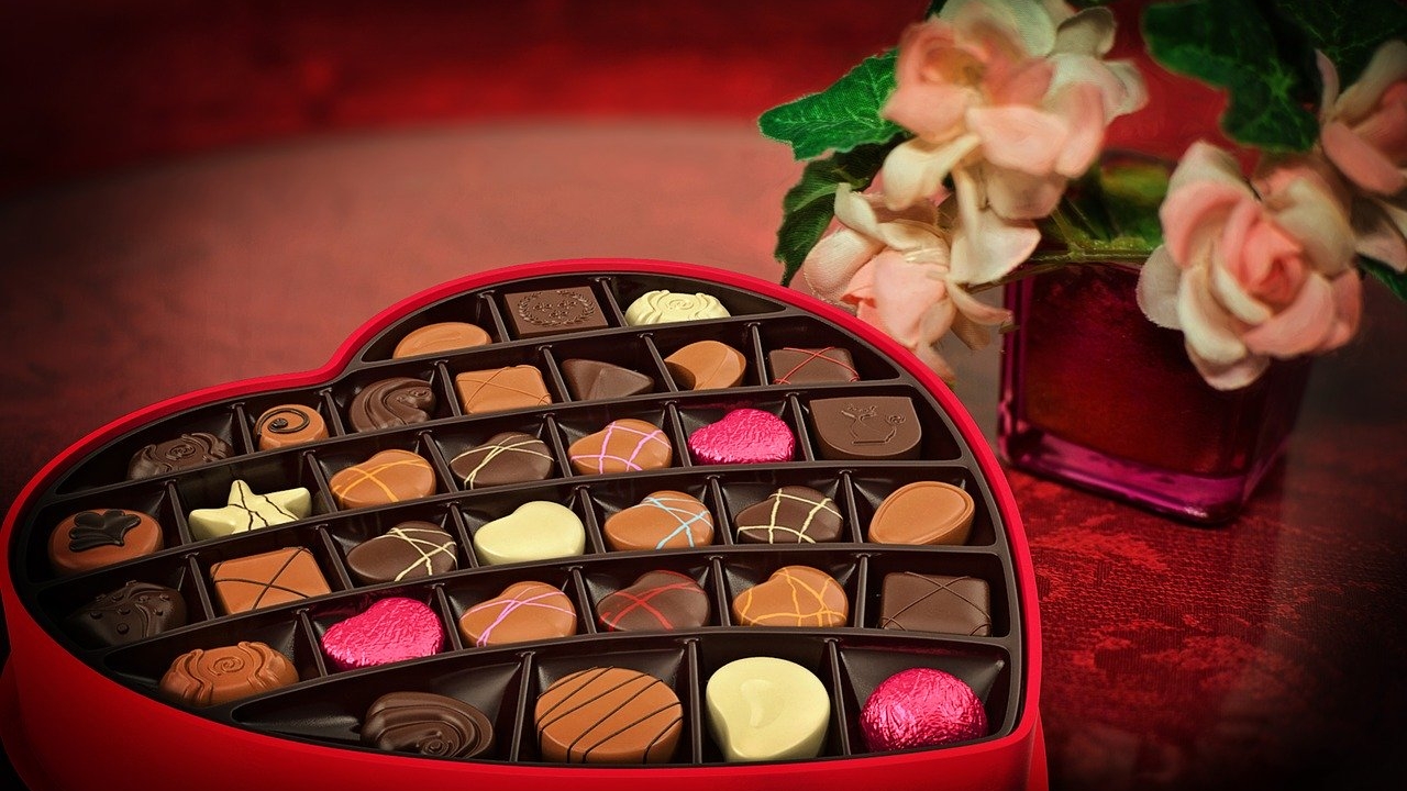 O nouă tradiție de Valentine’s Day agită spiritele în Statele Unite. Posibil să ne molipsim și noi!