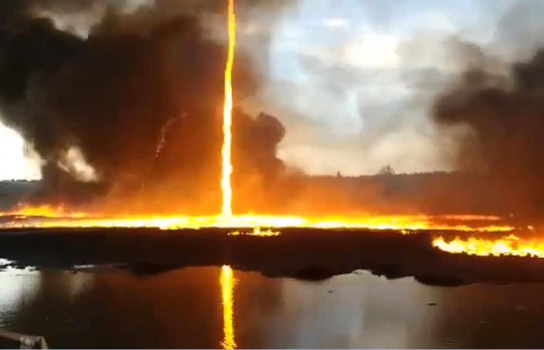 Un incendiu asemănător unei mini tornade a izbucnit într-o fabrică din Marea Britanie! VIDEO