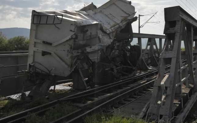 Accident pe calea ferată în județul Bacău. Locomotiva și un vagon al unui tren de persoane au deraiat, după impactul cu un camion