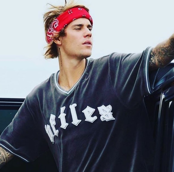 Justin Bieber s-a transformat în femeie! Fanii au rămas înmărmuriți când au văzut schimbarea