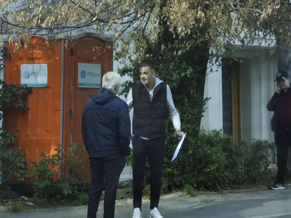 Cosmin Cernat, în timp ce vorbea cu un prieten