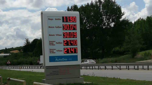 Câți lei costă 1 litru de motorină în Turcia! Un turist român a făcut poza, într-o benzinărie din Inegol: "Azi, ora 10:47"