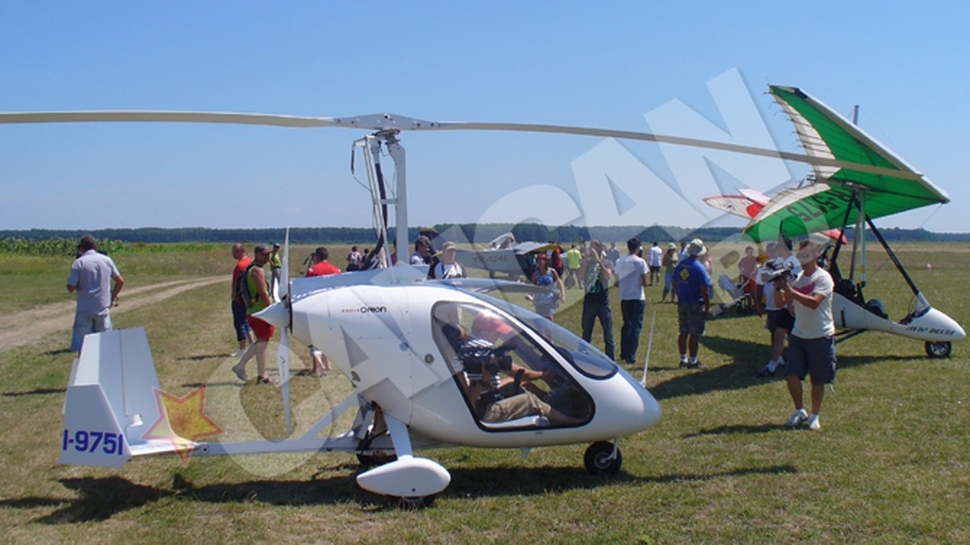 Spectacol aviatic pe aerodromul din Sirna