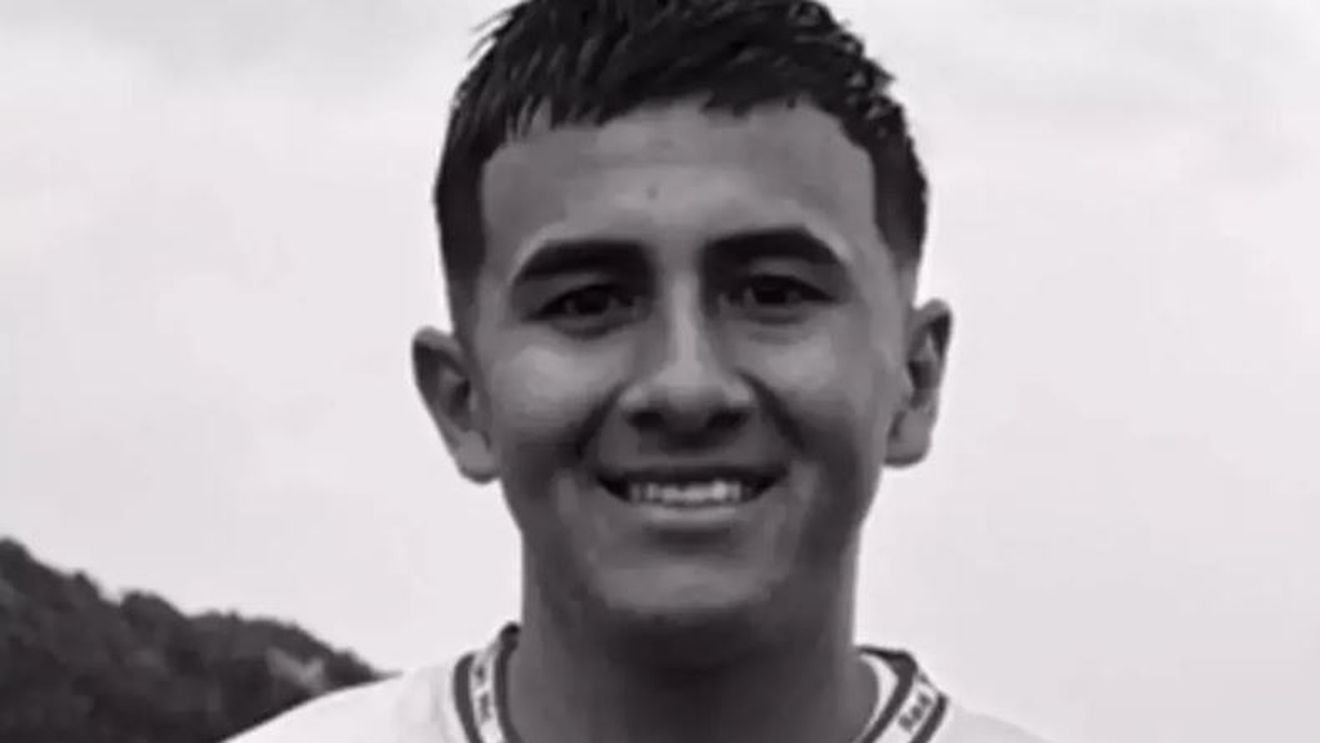 Doliu în lumea fotbalului! Un tânăr jucător s-a prăbușit pe teren, după ce s-a ciocnit cu portarul