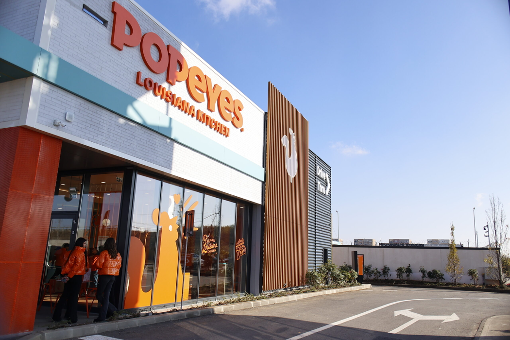 Popeyes România deschide primul restaurant de tip Drive-Thru din țară