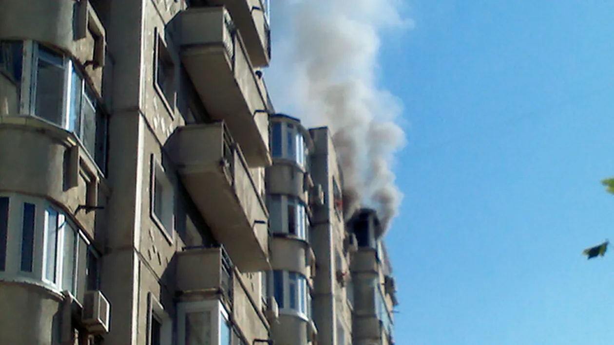 Locatarii unui bloc din Capitală sunt în stare de şoc! O femeie şi-a incendiat apartamentul şi le-a dat indicaţii pompierilor