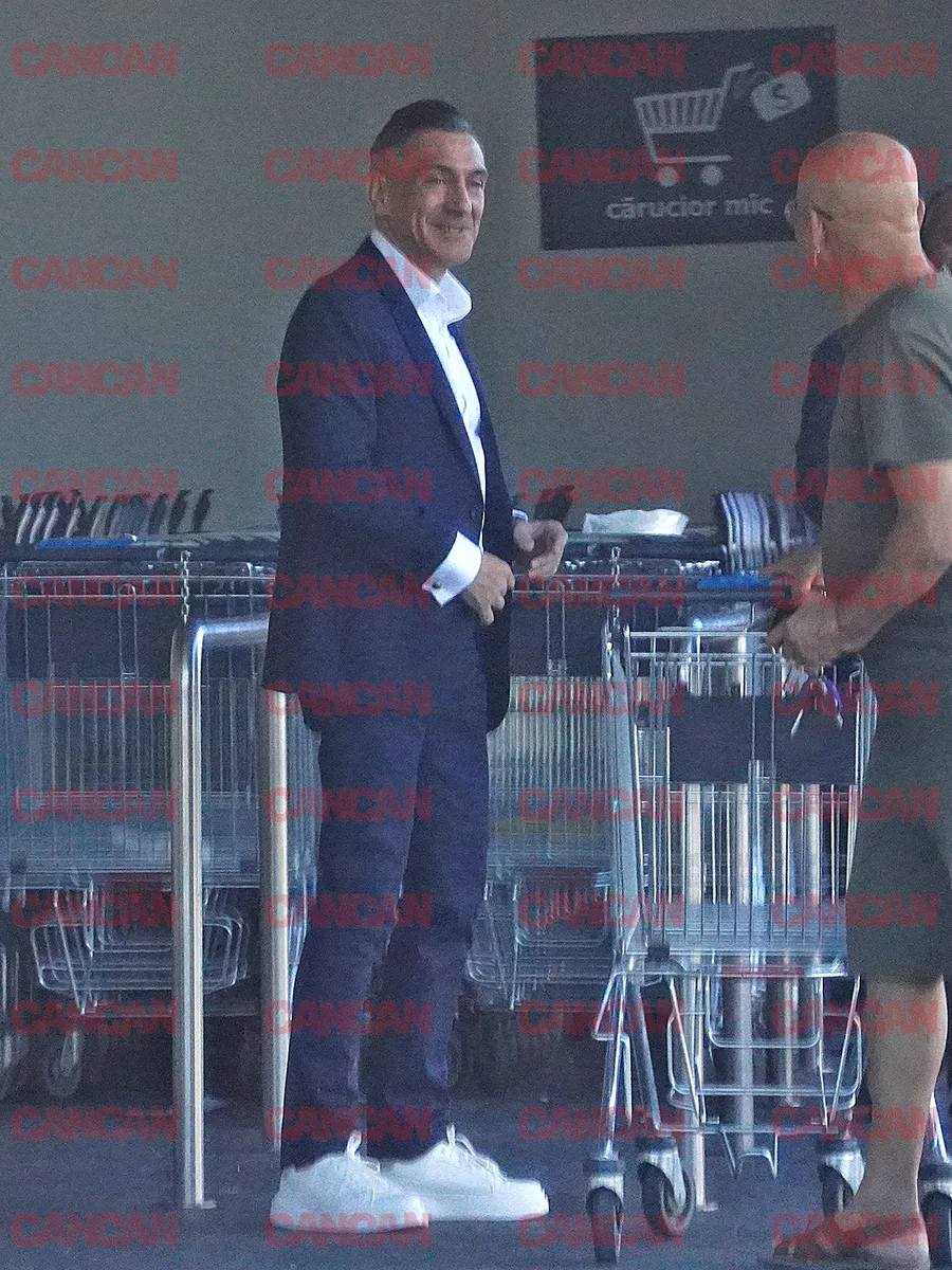 Fostul fotbalist, zâmbitor, merge la cumpărături.