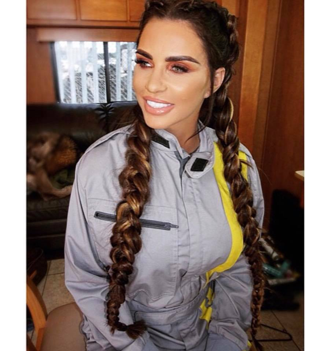 Katie Price recunoaște că s-a lăsat fotografiată în poziţii incediare şi topless cu Kris Boyson! Imaginile au făcut înconjurul lumii