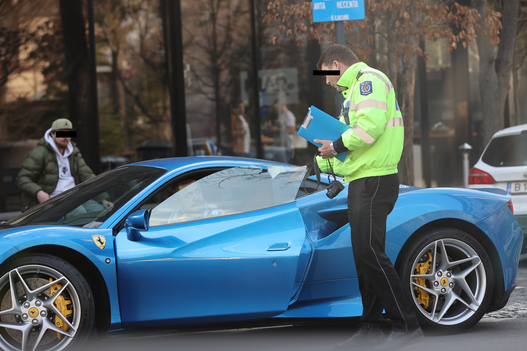 Agentul de Poliție îl amendează pe Dan Ciocea (Foto: CANCAN.RO)