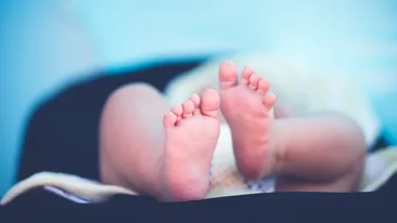 Caz bizar în Capitală. Un bebeluș cu două capete a venit pe lume într-un spital din București. S-a deschis o anchetă. VIDEO