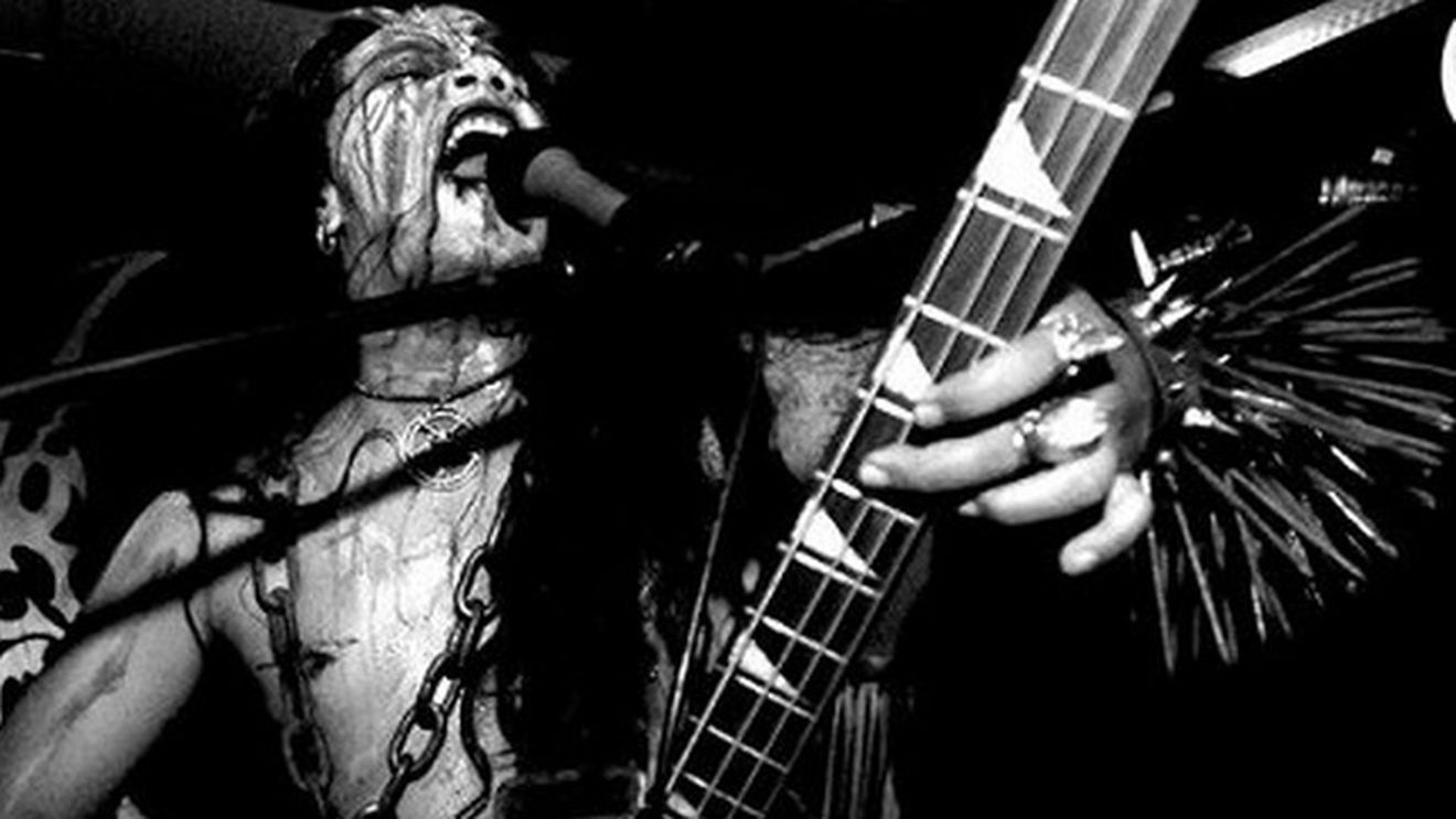 L-au gasit intr-o BALTA de SANGE! Un cantaret rock a fost injunghiat de 30 de ori de un fan! Motivul CRIMEI este INCREDIBIL!